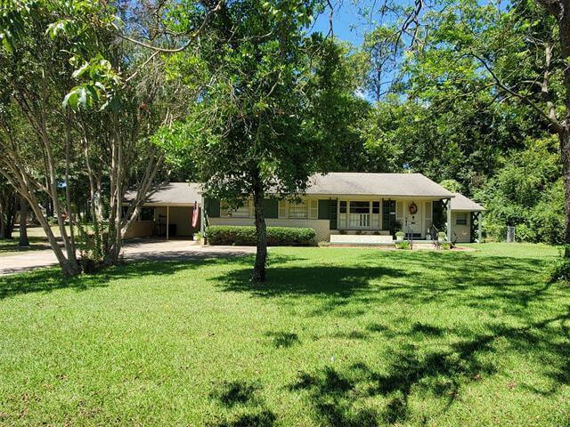 Centrally Located Furnished 1 Acre Home