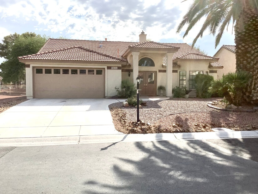 Gorgeous 3/2 in Gated Golf Course Comm
