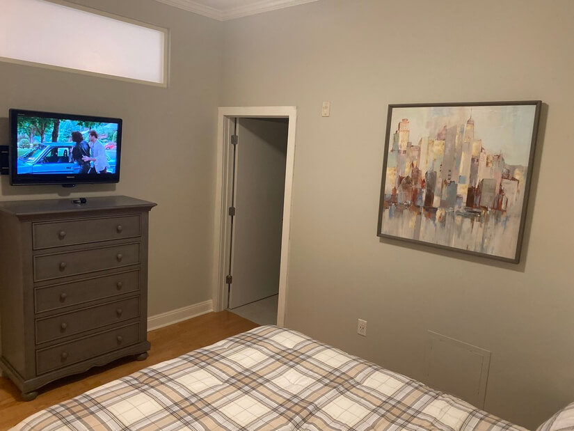 Tall boy dresser, flat screen & en-suite