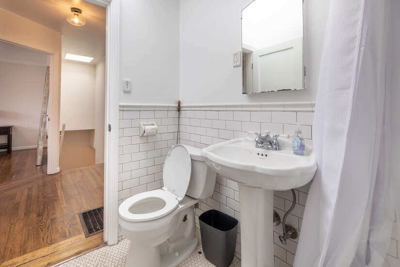 Upper bathroom - Photo 2