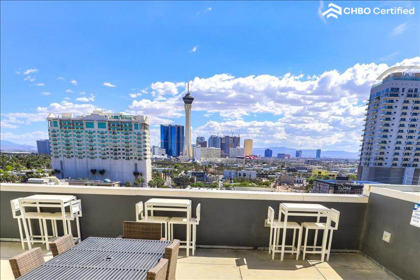 Beautifully Appointed 1 Bdm Condo 9th fl