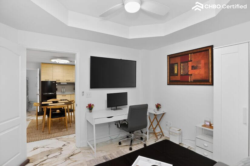 Office/Guestroom: Desk w/Monitor