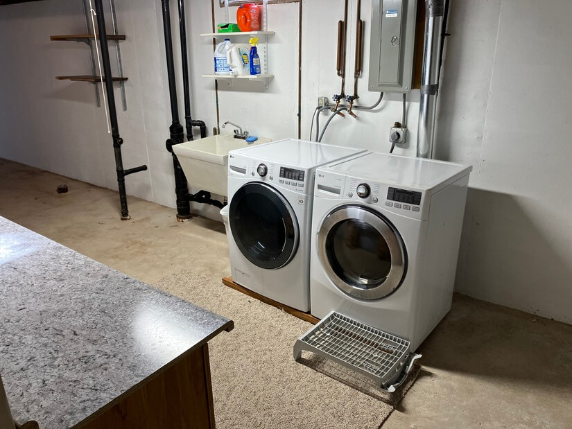Washer / Dryer / folding counter