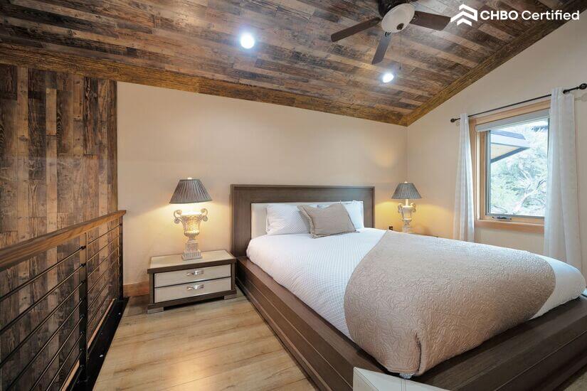 Spacious Cabin with Mountain View