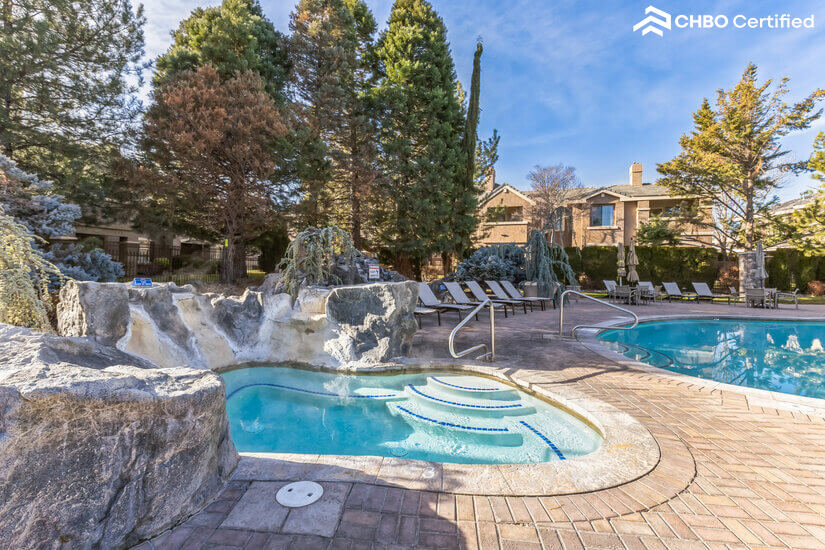 Year round heated pool & Hot tub