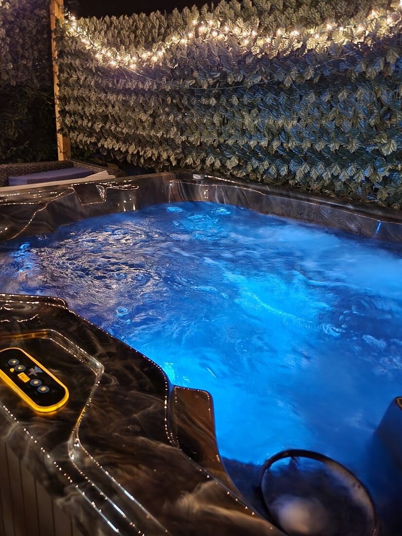 5 Bedroom Home Fence Hot Tub Park Arcade