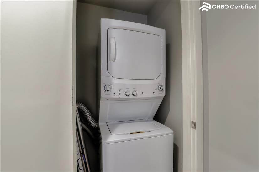 Beautifully Appointed 1 Bdm Condo 9th fl