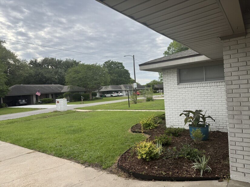 Front yard view. Long driveway