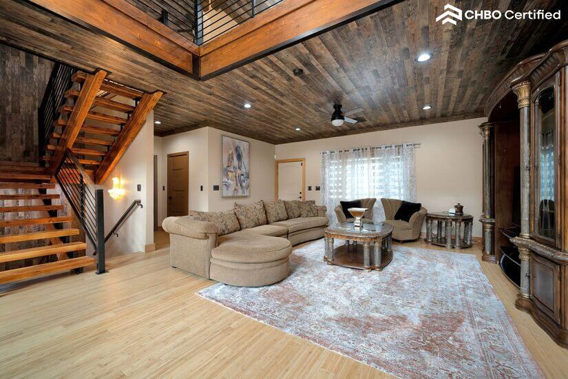 Spacious Cabin with Mountain View