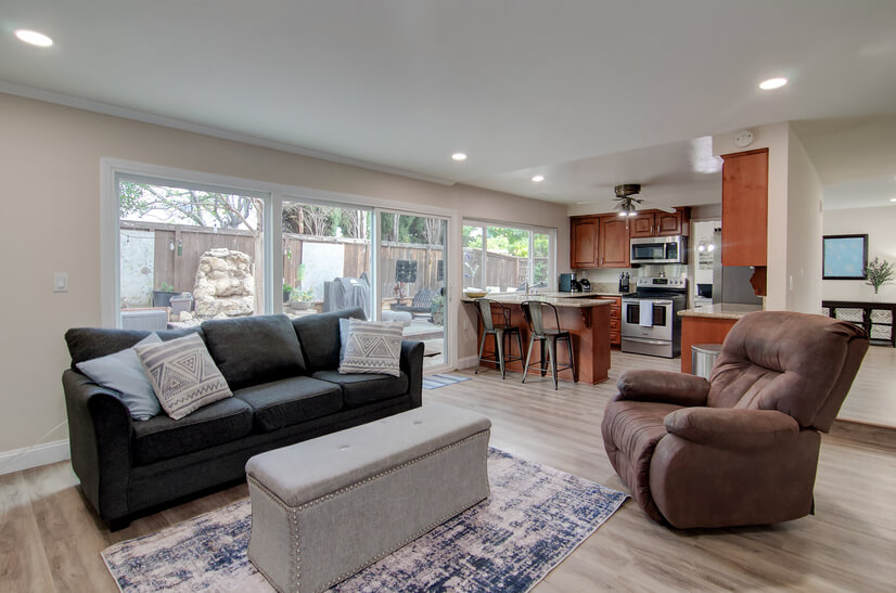 Open floor plan to kitchen