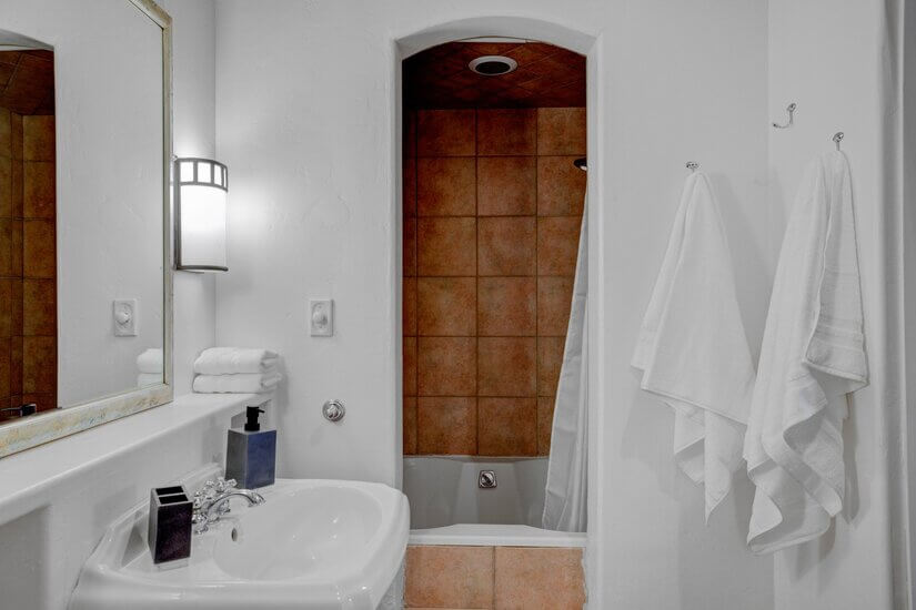 Master Bathroom with Shower/Tub