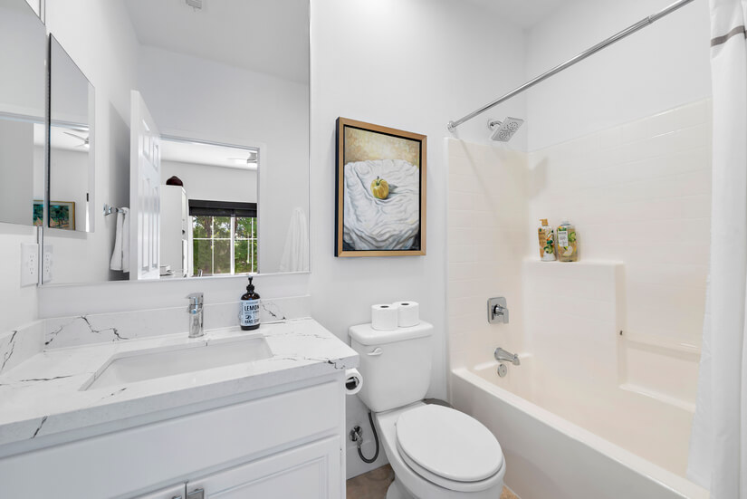 En-suite full bathroom in secondary bedroom