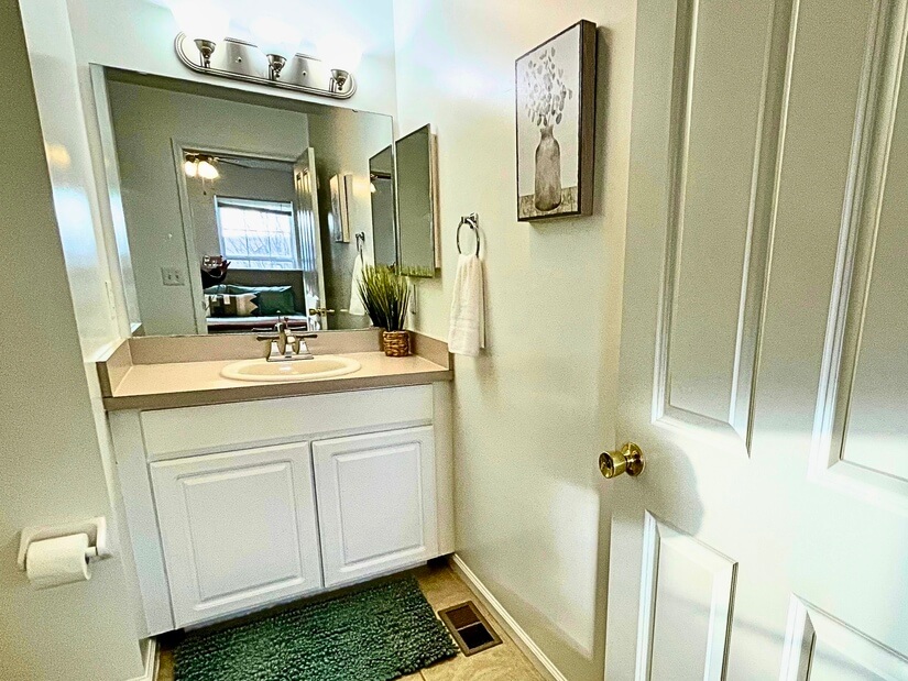 Bedroom 2 en-suite bath