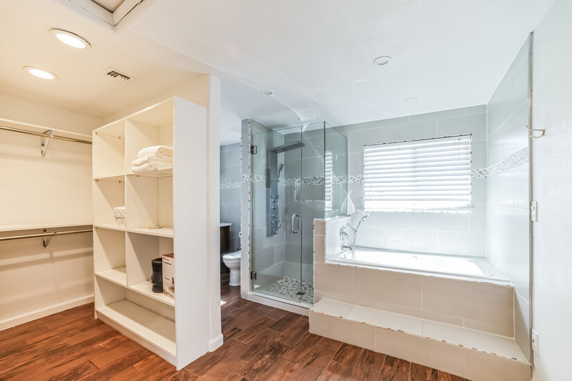 Guest house en suite bathroom