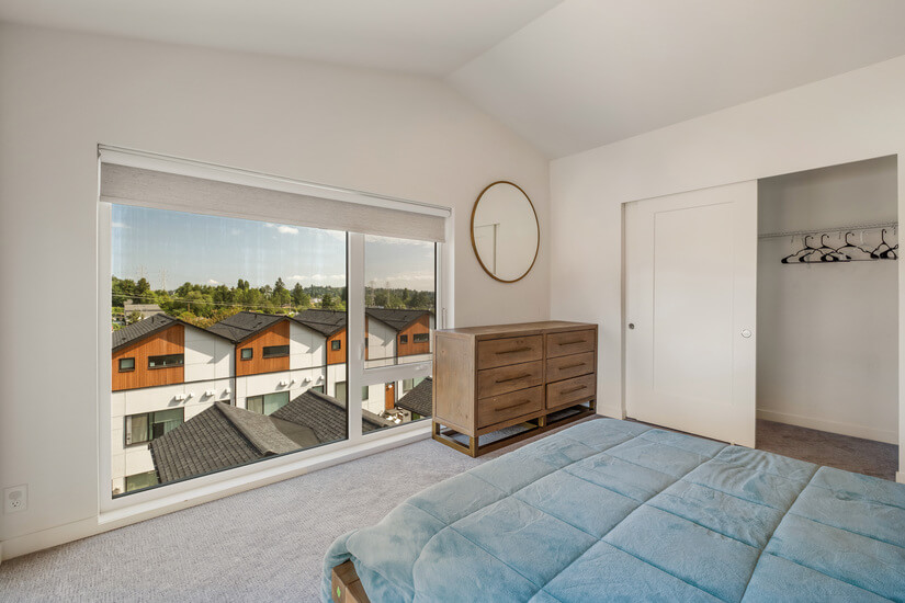 Modern 2BR  Den 3BA  Walk to Train