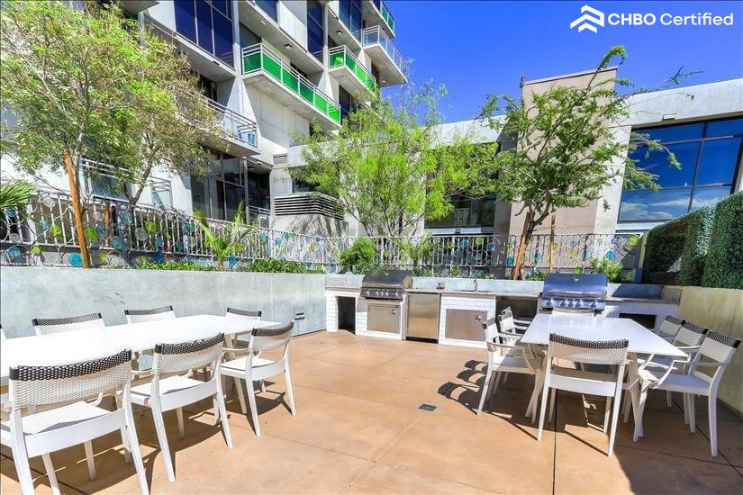 Beautifully Appointed 1 Bdm Condo 9th fl