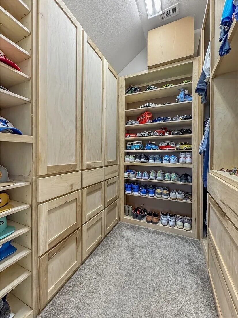 Master closet with custom built-ins