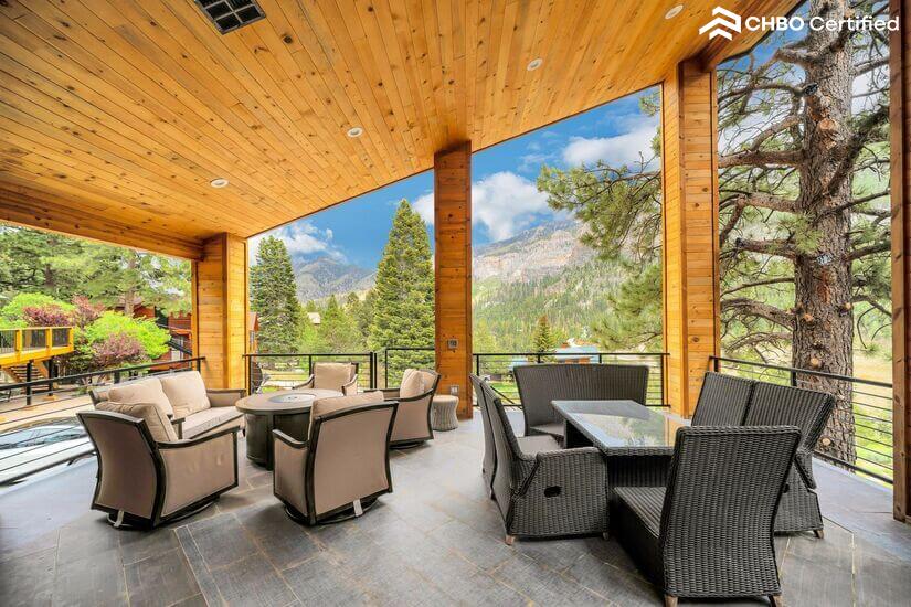 Spacious Cabin with Mountain View