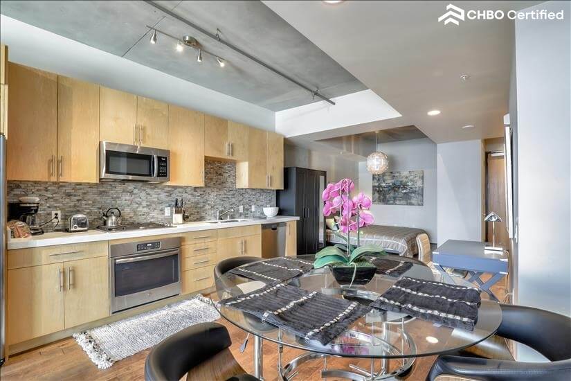 Beautifully Appointed 1 Bdm Condo 9th fl