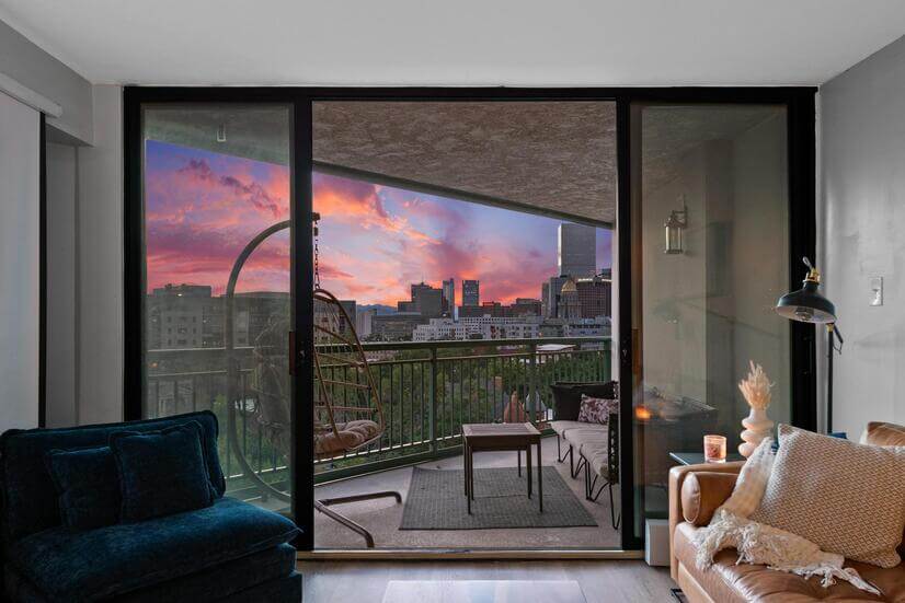 Luxury High Rise with VIEWS Pool Parking