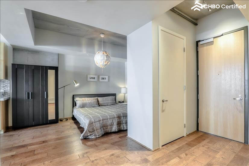 Beautifully Appointed 1 Bdm Condo 9th fl