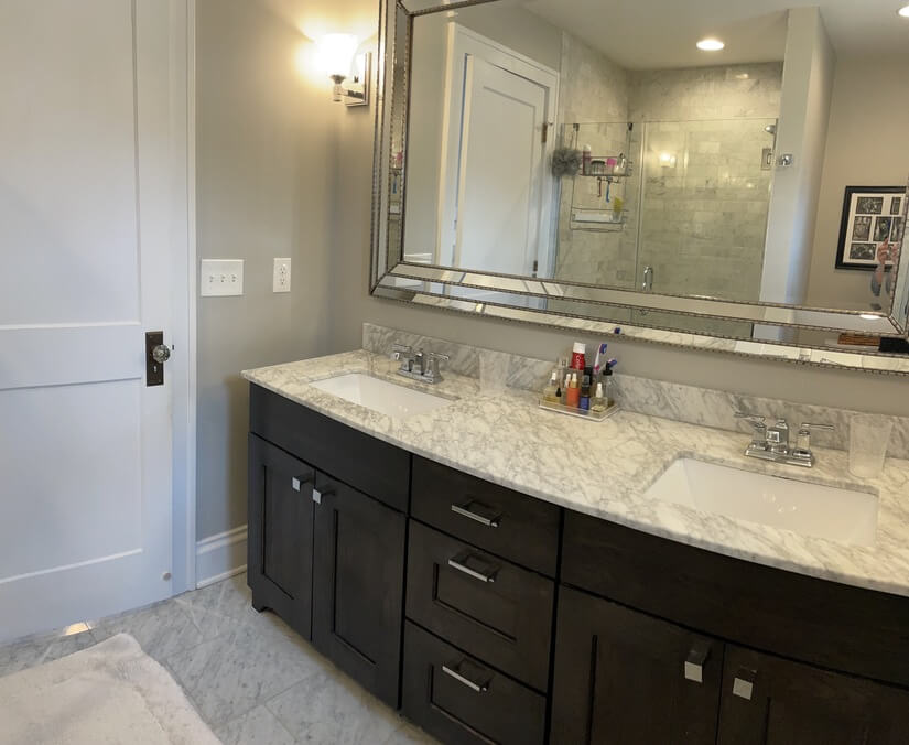 Shared children's bathroom with tub/shower