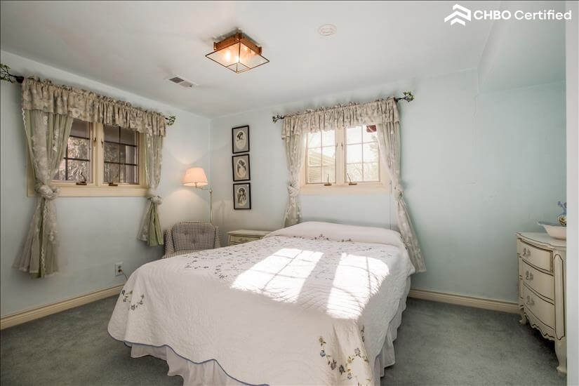 Bed 2- Adjacent door to bath.