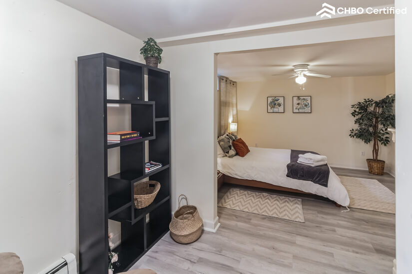 queen bed 2nd bedroom