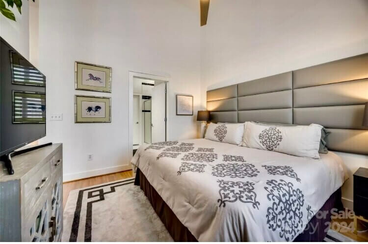 14 foot ceilings w ceiling fan in bedroom