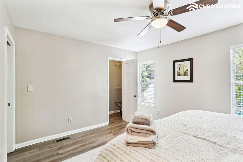 Kingroom facing door