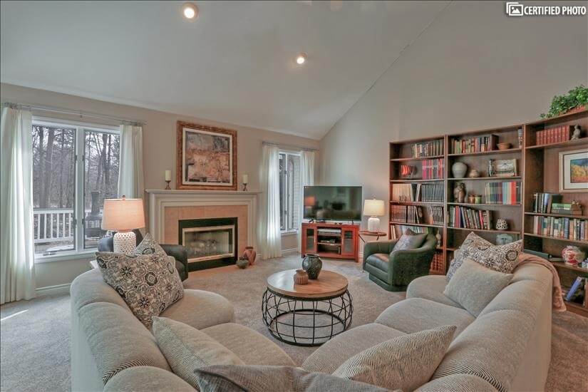 Main Floor Living room Spacious, high ceiling