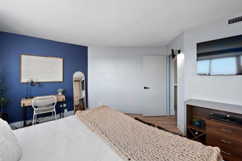 Luxury High Rise with VIEWS Pool Parking