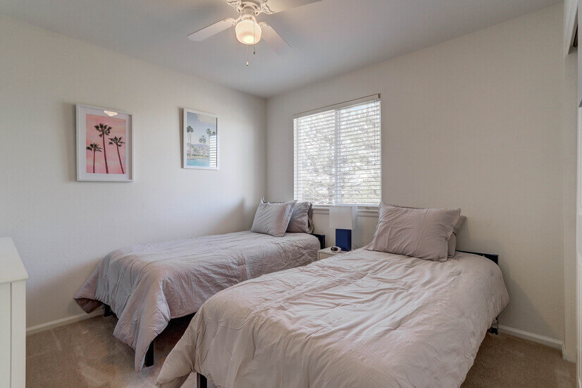 Secondary bedroom (2 twin beds, a dresser, closet)