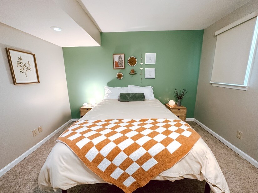 Enjoy a queen size bed in the main bedroom!