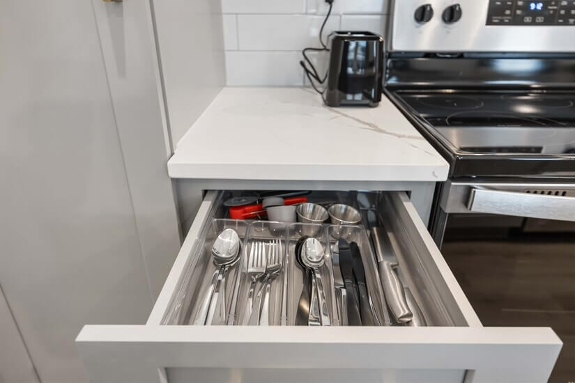 Fully equipped kitchen with utensils