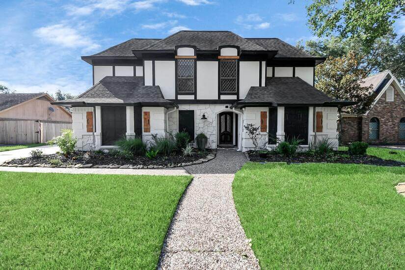 4BR 2.5 BA, fenced yard, Primary BR on main