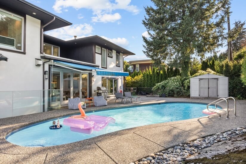 Spacious private pool