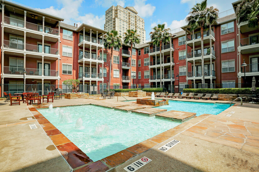 Galleria / Uptown Mid-Rise 1x1 w/Study