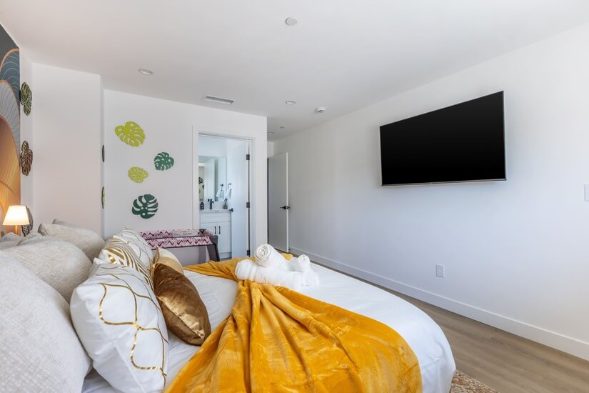 bedroom have smart tv netflix, disney, prime.