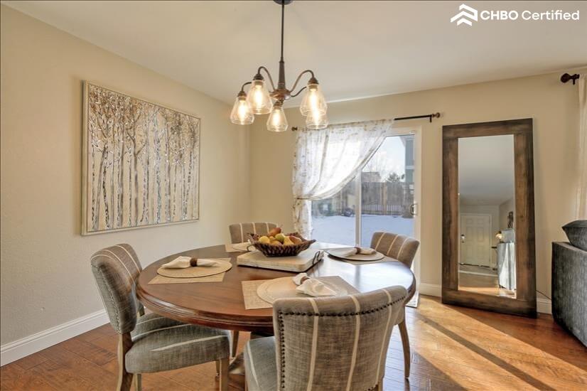 Separate dining area 3