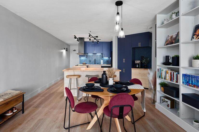 Dining table seats 5 for dinner parties