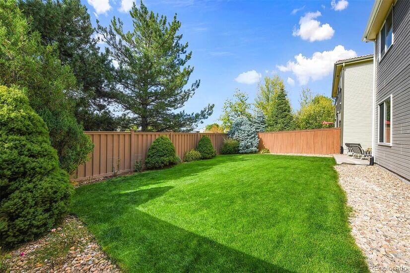 Beautifully maintained green space (picture from Summer)