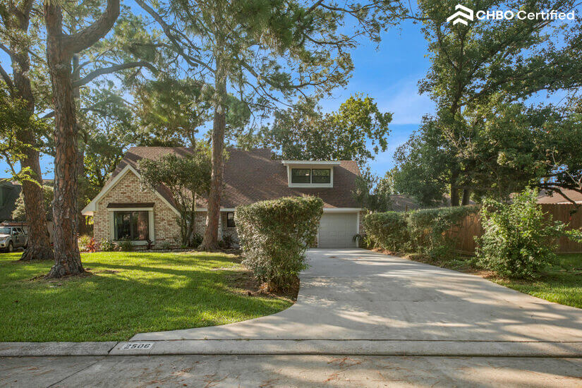 4 BR Nassau Bay home, large driveway and 2 car garage