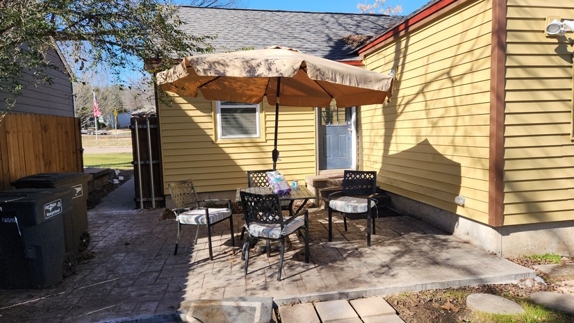patio w table, chairs and umbrella