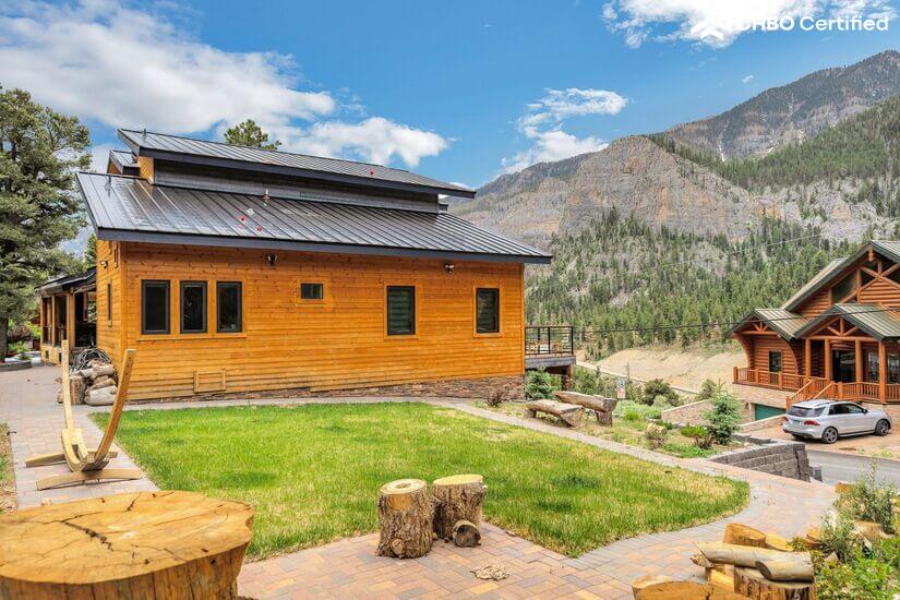 Spacious Cabin with Mountain View