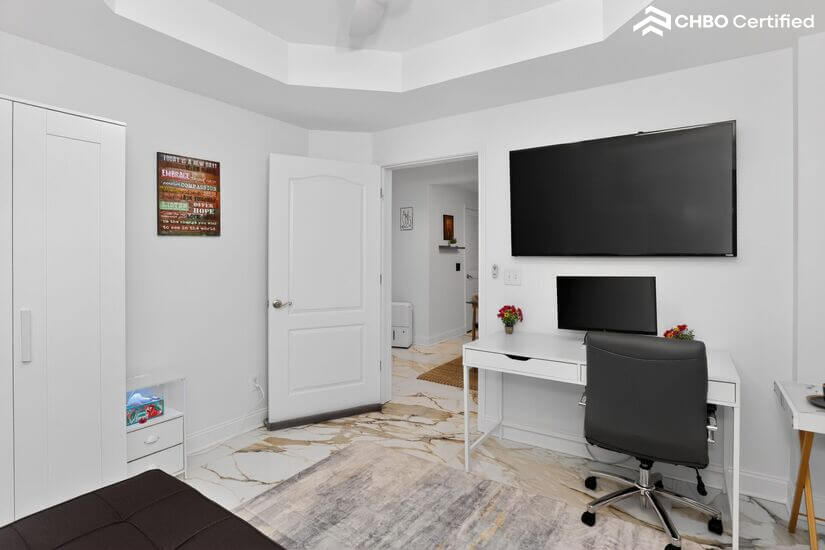 Office/Guestroom: Desk w/Monitor included