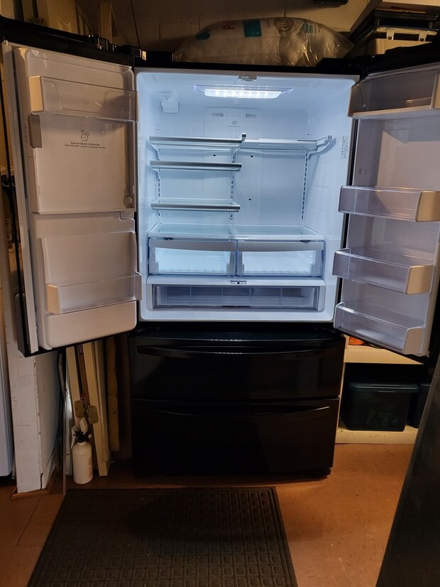 Kitchenette private fridge/freezer