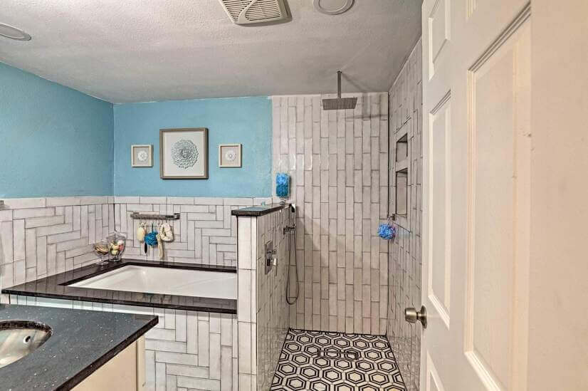 Downstairs bathroom w shower and soaking tub