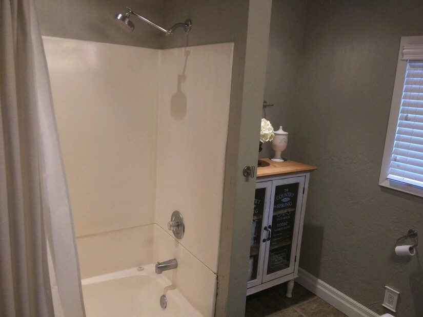 Upper Bathom Shower/Tub