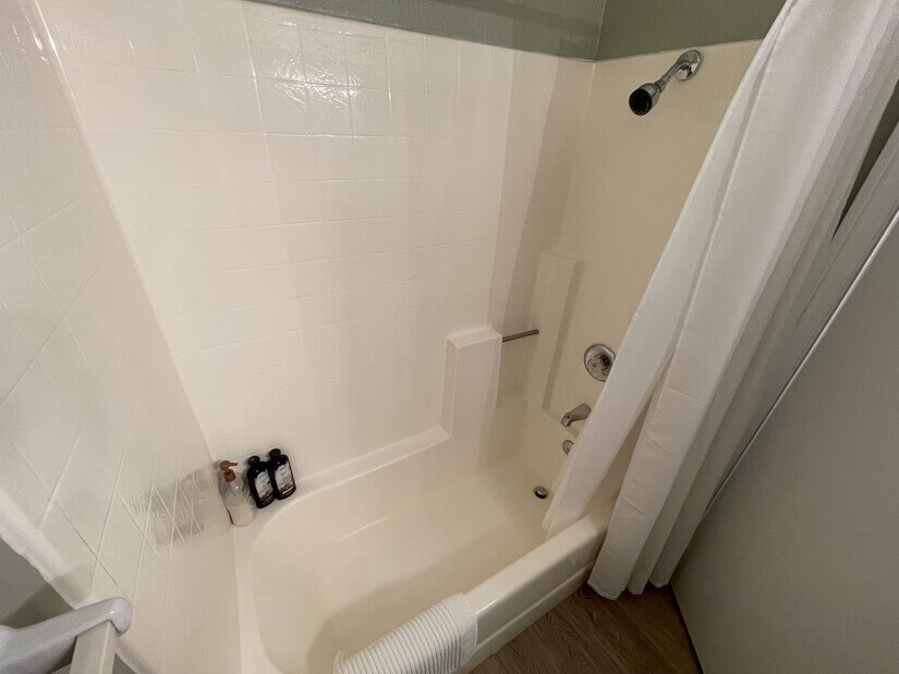 Shower/tub in 2nd bath
